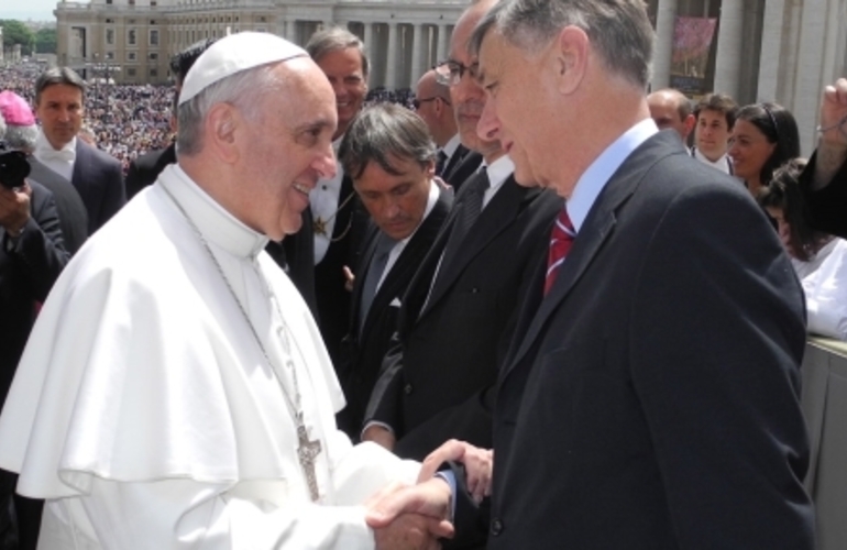 El saludo del santo padre y el líder socialista.