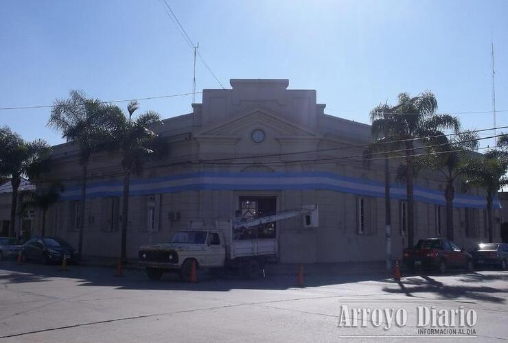 Empleados municipales trabajaban esta mañana para embanderar el edificio municipal