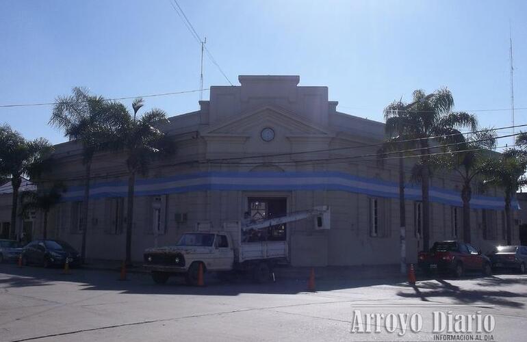 Empleados municipales trabajaban esta mañana para embanderar el edificio municipal