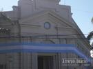 Empleados municipales trabajaban esta mañana para embanderar el edificio municipal