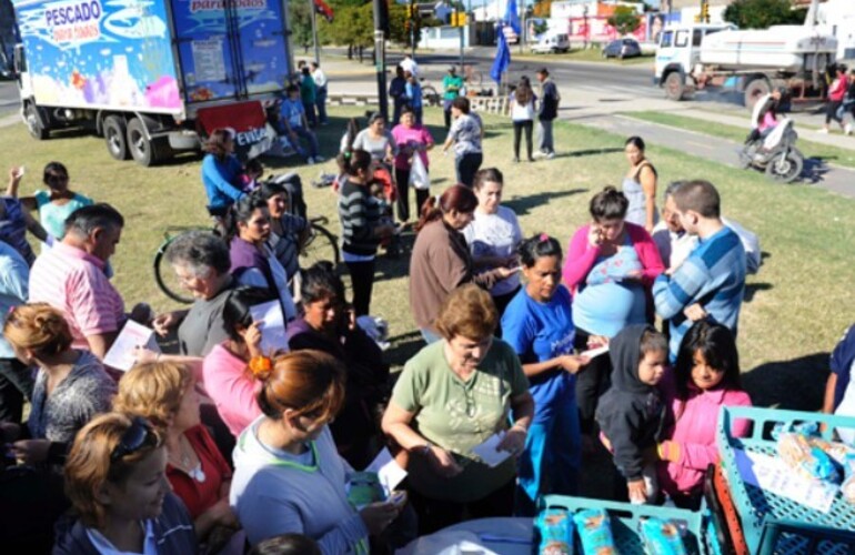 Imagen de Vuelven a Rosario los camiones de Economía Popular y Pescado Para Todos