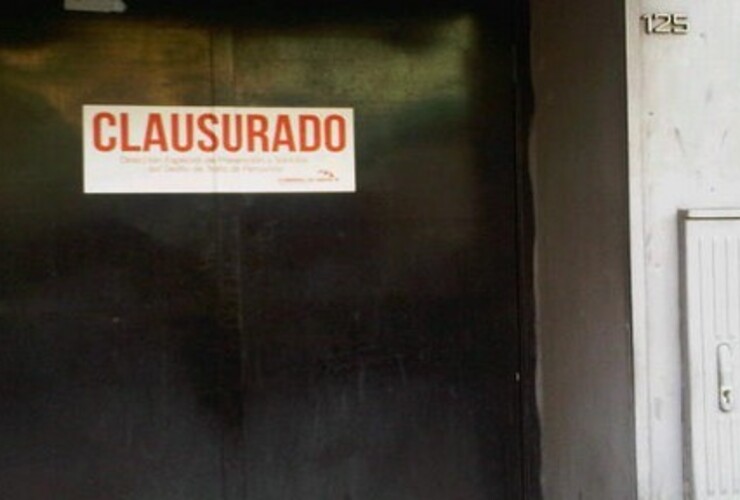 Que La Rosa es de él, que el hotel que está al lado también, pero que si las chicas llevan a sus clientes de un lugar a otro es una decisión que lo excede y que no se queda con ningún tipo de comisión de la tarifa que ellas cobran por su trabajo sexual. E