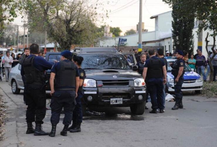 La policía trabaja en el lugar del doble homicidio ocurrido ayer en Francia y Acevedo. (Foto: Sergio Toriggino).