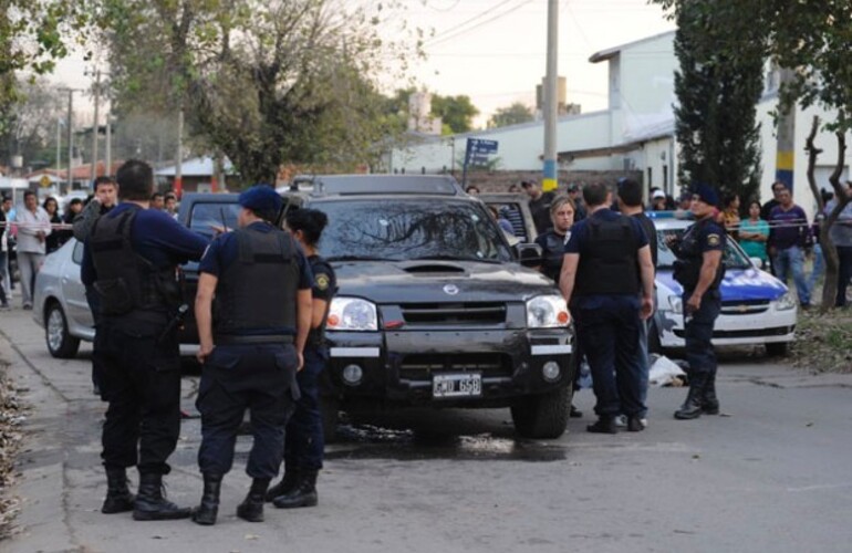 La policía trabaja en el lugar del doble homicidio ocurrido ayer en Francia y Acevedo. (Foto: Sergio Toriggino).