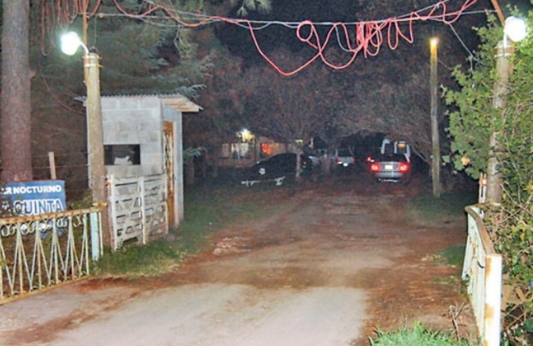 El lugar. El bar nocturno La Quinta se levanta junto a la ruta provincial 93, cerca del acceso a Firmat.