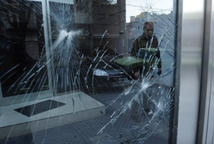 Vecinos denunciaron que al momento de producirse la salida de la hinchada xeneize no había policías. (Foto: S. Toriggino)