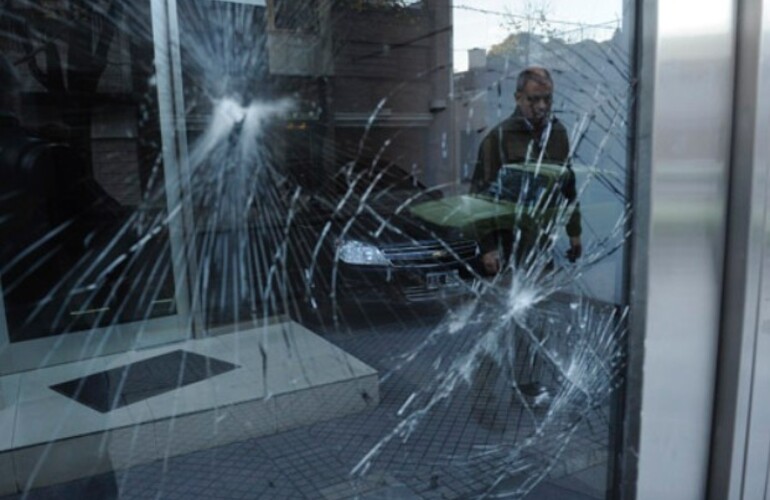 Vecinos denunciaron que al momento de producirse la salida de la hinchada xeneize no había policías. (Foto: S. Toriggino)