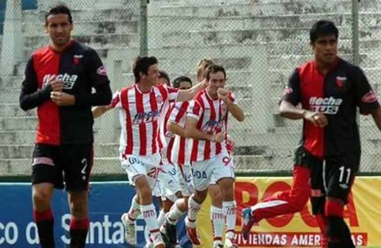 Uni&oacute;n, ya descendido al Nacional B, se qued&oacute; con el cl&aacute;sico santafesino al superar como local a Col&oacute;n por 1-0, en un encuentro correspondiente a la 16&deg; fecha y que se disput&oacute; a puertas cerradas.  Col&oacute;n fue superior a Uni&oacute;n en la etapa inicial y el protago