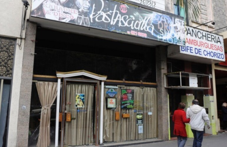 Fin de fiesta. Los delincuentes asaltaron a quienes hab&iacute;an compartido la noche con ellos en el sal&oacute;n �Pastasciutta�. (foto: H&eacute;ctor Rio)