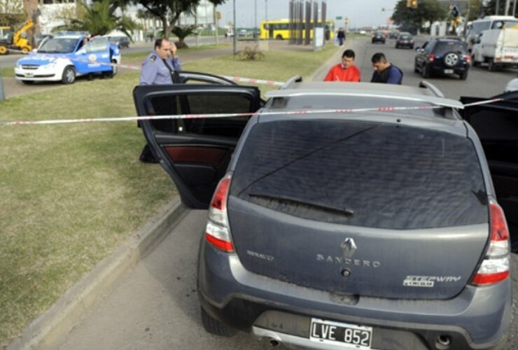 La Sandero baleada en Oroño y Battle y Ordoñez. (foto: Matías Sarlo)