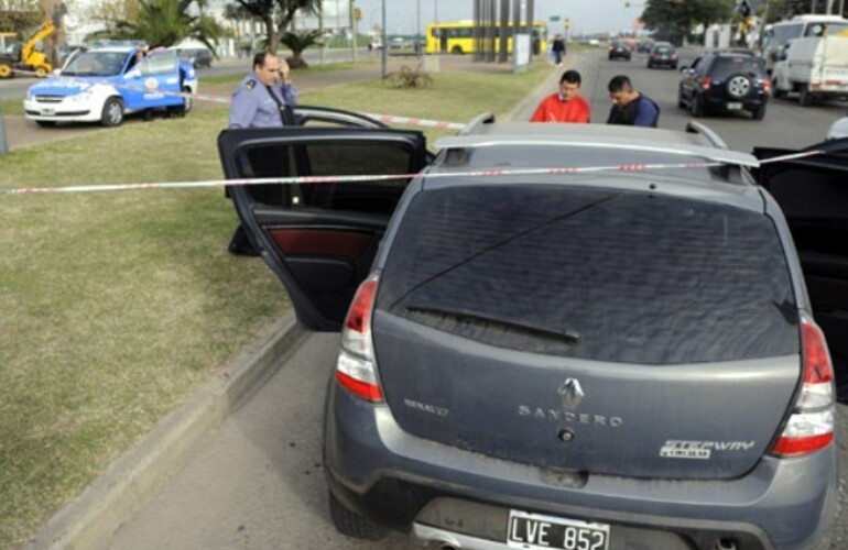 La Sandero baleada en Oroño y Battle y Ordoñez. (foto: Matías Sarlo)