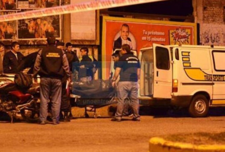 La policía de Paraná trabaja en el lugar del crimen. (Foto: Diario Uno de Entre Ríos)