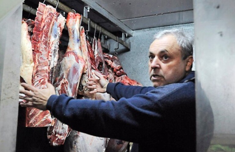 Algo dejaron. Raúl Messina, uno de los dueños del autoservicio, contó que los ladrones se llevaron una media res. Algo dejaron. Raúl Messina, uno de los dueños del autoservicio, contó que los ladrones se llevaron una media res.