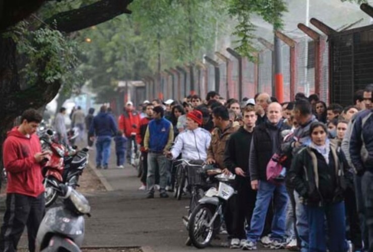 Los hinchas leprosos pugnan por las entradas para ver a su equipo que pelea el campeonato. (Foto: S. Salinas)