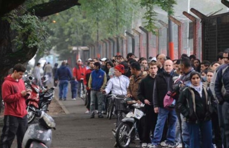 Los hinchas leprosos pugnan por las entradas para ver a su equipo que pelea el campeonato. (Foto: S. Salinas)