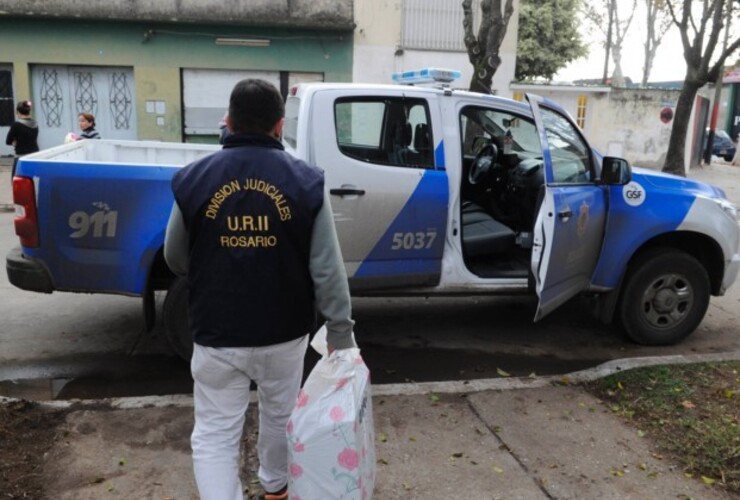 La bolsa. Agentes de la División Judiciales de la policía local allanaron el mediodía de ayer la casa del comisario Pereyra.