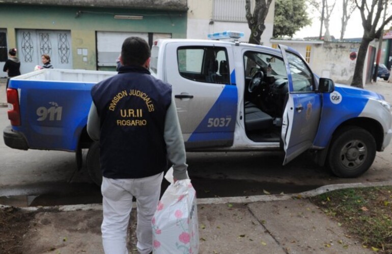 La bolsa. Agentes de la División Judiciales de la policía local allanaron el mediodía de ayer la casa del comisario Pereyra.