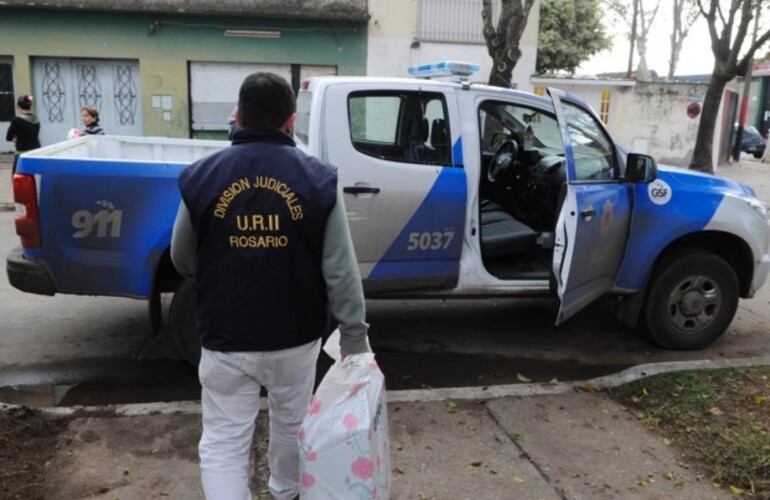 La bolsa. Agentes de la División Judiciales de la policía local allanaron el mediodía de ayer la casa del comisario Pereyra. La bolsa. Agentes de la División Judiciales de la policía local allanaron el mediodía de ayer la casa del comisario Pereyra.