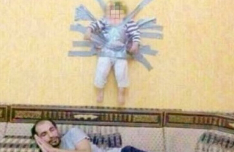 Imagen de Indignación mundial por un padre que colgó a su hijo de la pared