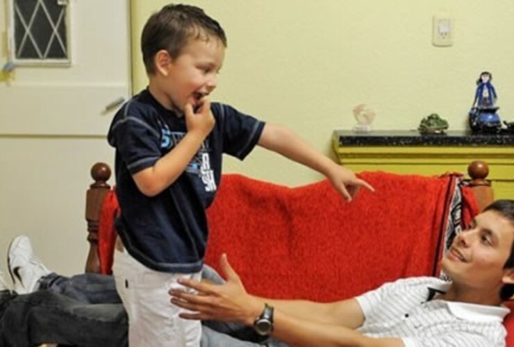 Darian Gauna, de 20 a&ntilde;os, con su hijo Santino de 3.