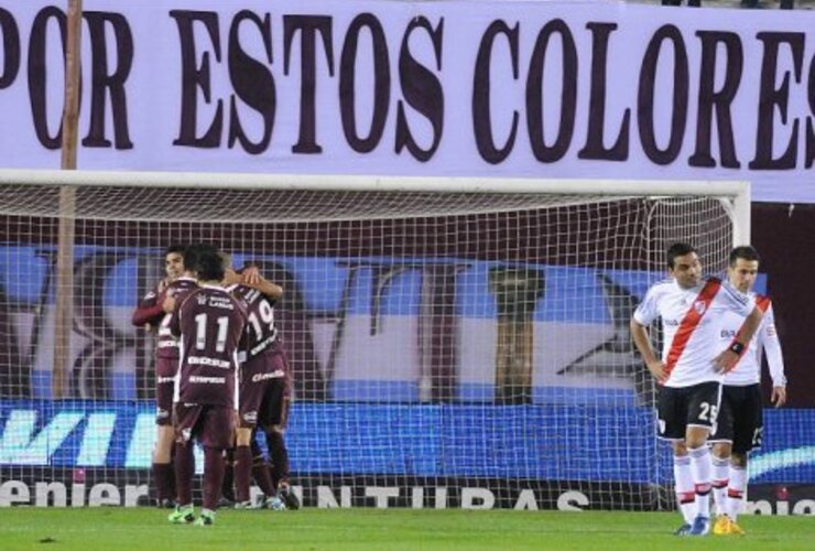 Las dos caras: los jugadores de Lanús celebran y los de River se lamentan. / Fotobaires