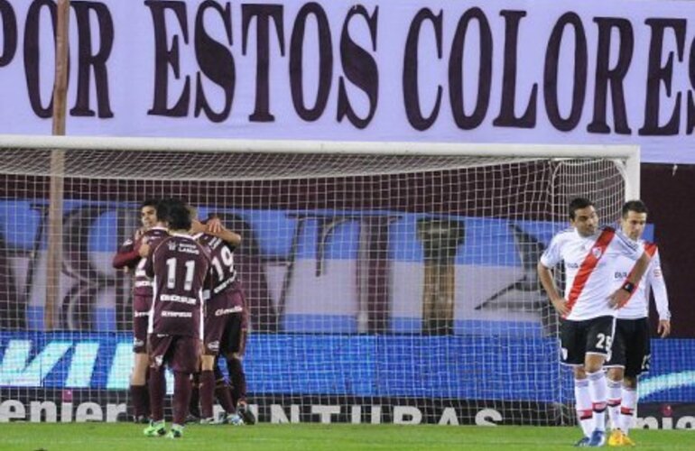 Las dos caras: los jugadores de Lanús celebran y los de River se lamentan. / Fotobaires