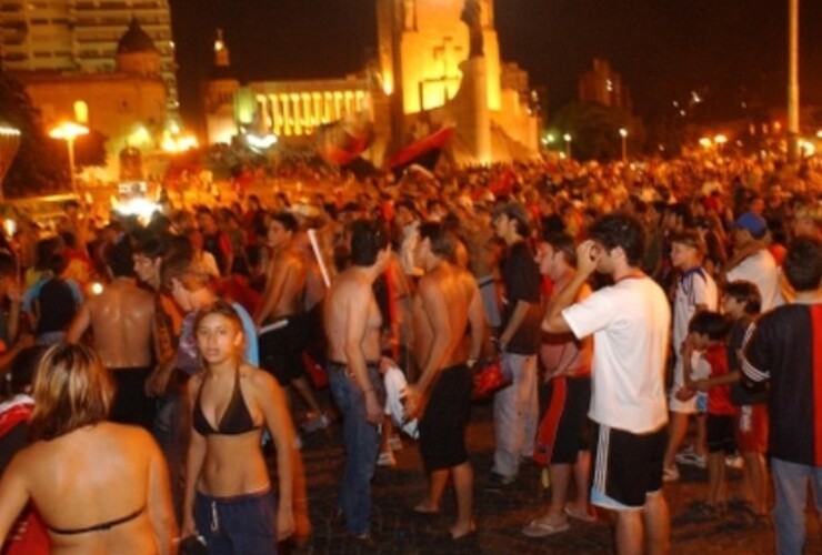 12 de diciembre de 2004. La noche del último festejo de un campeonato leproso en el Monumento. (Foto: N. Juncos)