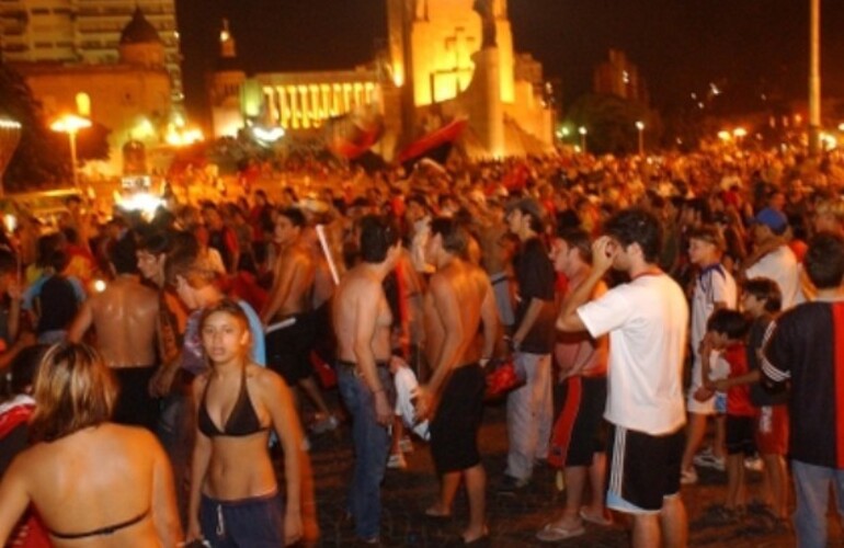 12 de diciembre de 2004. La noche del último festejo de un campeonato leproso en el Monumento. (Foto: N. Juncos)