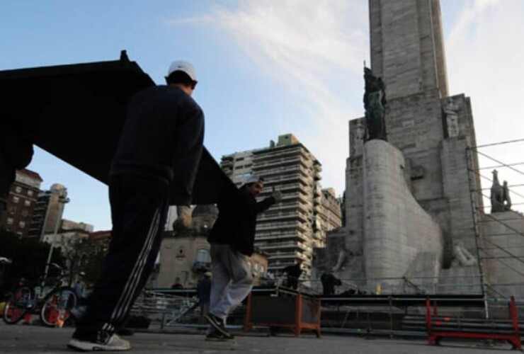 De cara al Paraná. Esta vez, el escenario principal y el palco de las autoridades se ubicarán a espaldas del Monumento a la Bandera.