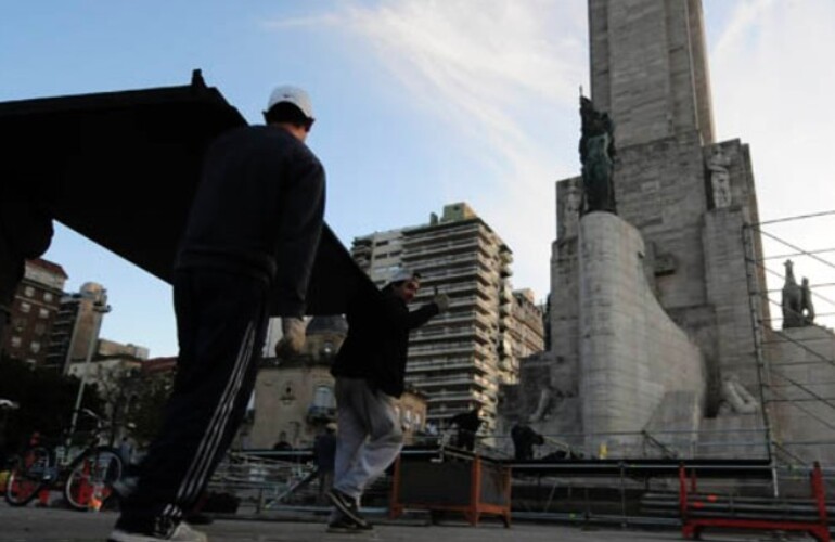 De cara al Paraná. Esta vez, el escenario principal y el palco de las autoridades se ubicarán a espaldas del Monumento a la Bandera.