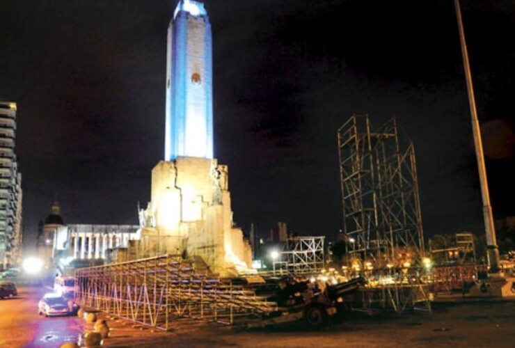 La zona cerrada. Una firma privada se disponía a colocar anoche las vallas frente a la explanada del Monumento