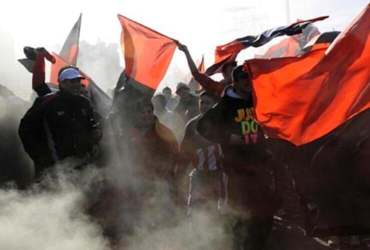 Los hinchas rojinegros coparon el Monumento y avenida Pellegrini. (foto: Francisco Guillén)