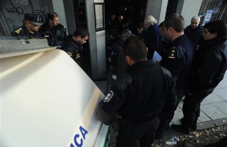 EL �S&Aacute;TIRO DE LOS EDIFICIOS�, ALBERTO FABI&Aacute;N SALAS, CONDENADO POR M&Uacute;LTIPLES VIOLACIONES EN NUESTRA CIUDAD, CAY&Oacute; MUERTO A BALAZOS AYER EN UNA TORRE DE 5 ENTRE 47 Y 48, CUANDO INTENT&Oacute; ABUSAR DE UNA JOVEN POLIC&Iacute;A DE 27 A&Ntilde;OS QUE SE DEFENDI&Oacute; A LOS TIROS