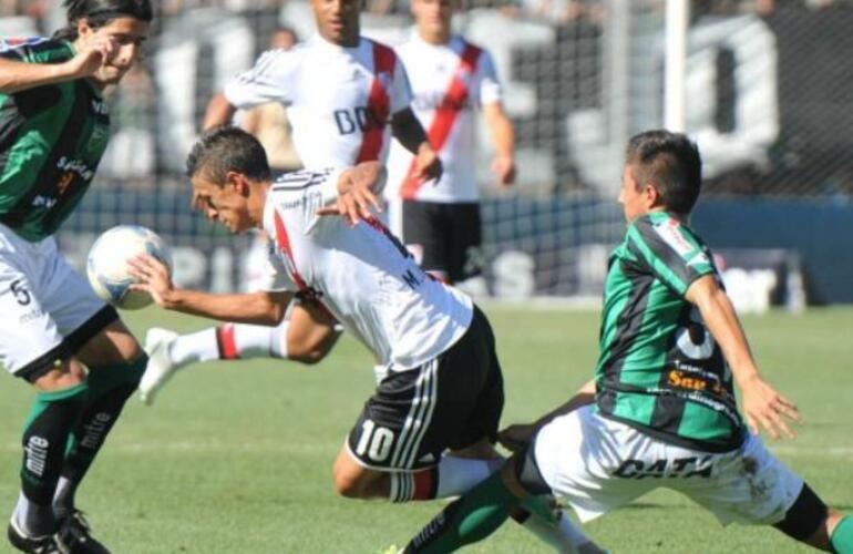 Imagen de San Martín pone en juego su lugar en primera división, ante River en el Monumental