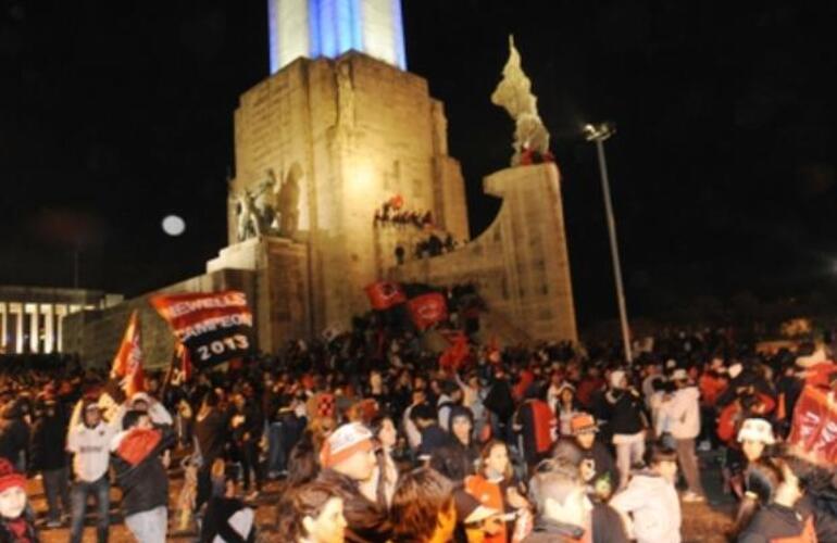 Los festejos de Newell's terminaron con cuatro detenidos y daños varios. (Foto: S.Salinas)