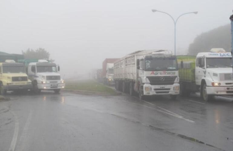 Por la niebla en la región rige el alerta vial. Recomiendan no salir a la ruta. (Foto de archivo: N. Juncos.)