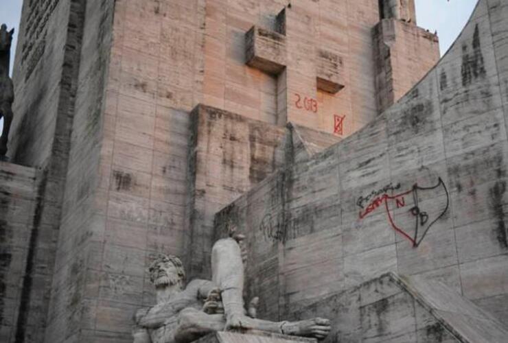 El Monumento a la Bandera fue blanco de las pintadas.(Foto: Sebastián S. Meccia)