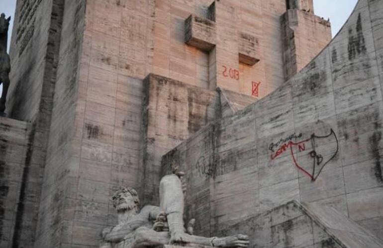 El Monumento a la Bandera fue blanco de las pintadas.(Foto: Sebastián S. Meccia)