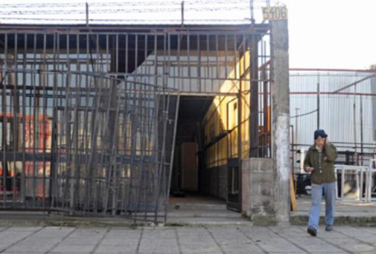 Esta mañana, la fábrica de Hidalgo con el portón violentado por los ladrones. (Foto: Silvina Salinas)