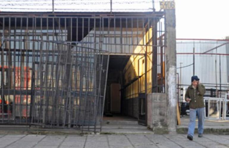 Esta mañana, la fábrica de Hidalgo con el portón violentado por los ladrones. (Foto: Silvina Salinas)