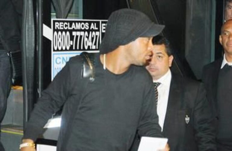 Imagen de Ronaldinho ya está en Rosario y fue aplaudido por un centenar de hinchas