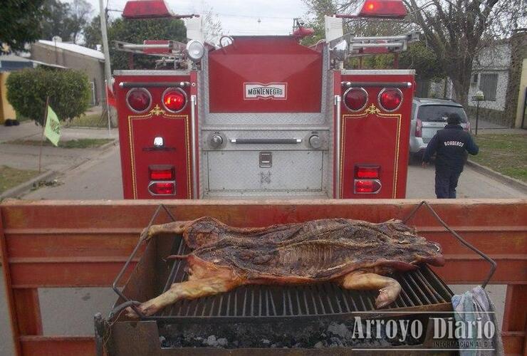 El lechón se cocinaba a la vista de todos!