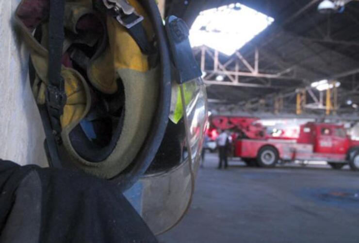 Los bomberos concurrieron para tratar de contener el fuego en la casa de los ancianos