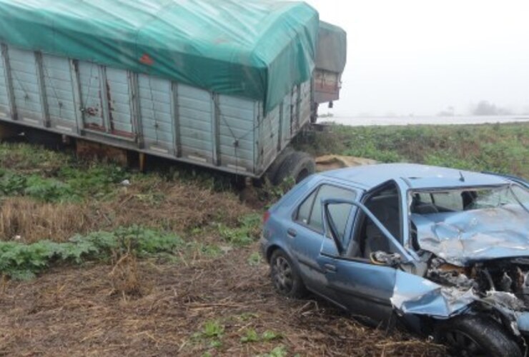 Imagen de Villa Gobernador Gálvez: Choque entre un auto y un camión dejó un herido