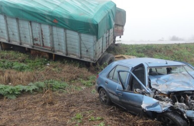 Imagen de Villa Gobernador Gálvez: Choque entre un auto y un camión dejó un herido