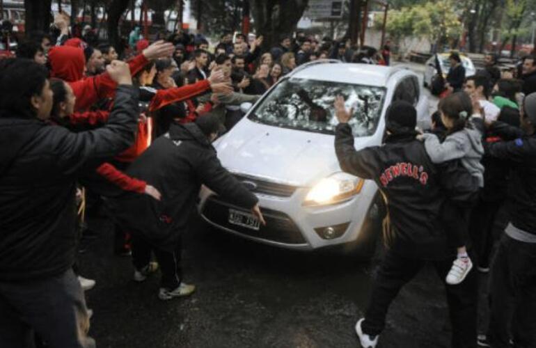 Imagen de Newell's: el plantel volvió a Rosario y fue recibido por un grupo de hinchas en el estadio