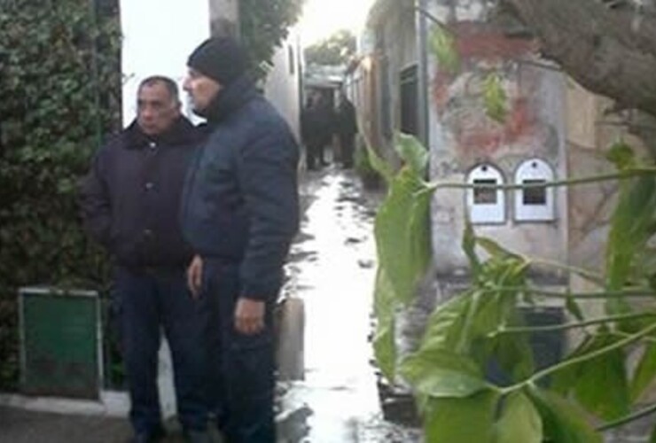 Policías a la salida del pasillo donde se desató la tragedia. Foto: Sin Mordaza