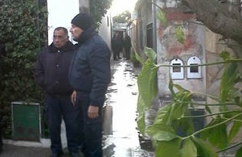 Policías a la salida del pasillo donde se desató la tragedia. Foto: Sin Mordaza