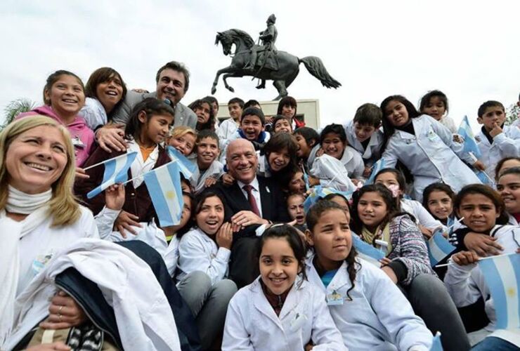 Imagen de Bonfatti le sacó 25 millones a Educación para hacer publicidad oficial