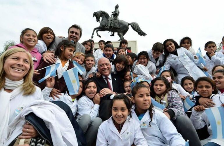 Imagen de Bonfatti le sacó 25 millones a Educación para hacer publicidad oficial